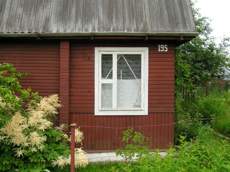Maison de campagne en bois dans un écrin de verdure