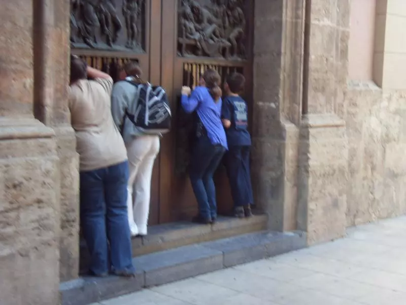 Visiteurs à la porte d'un édifice historique