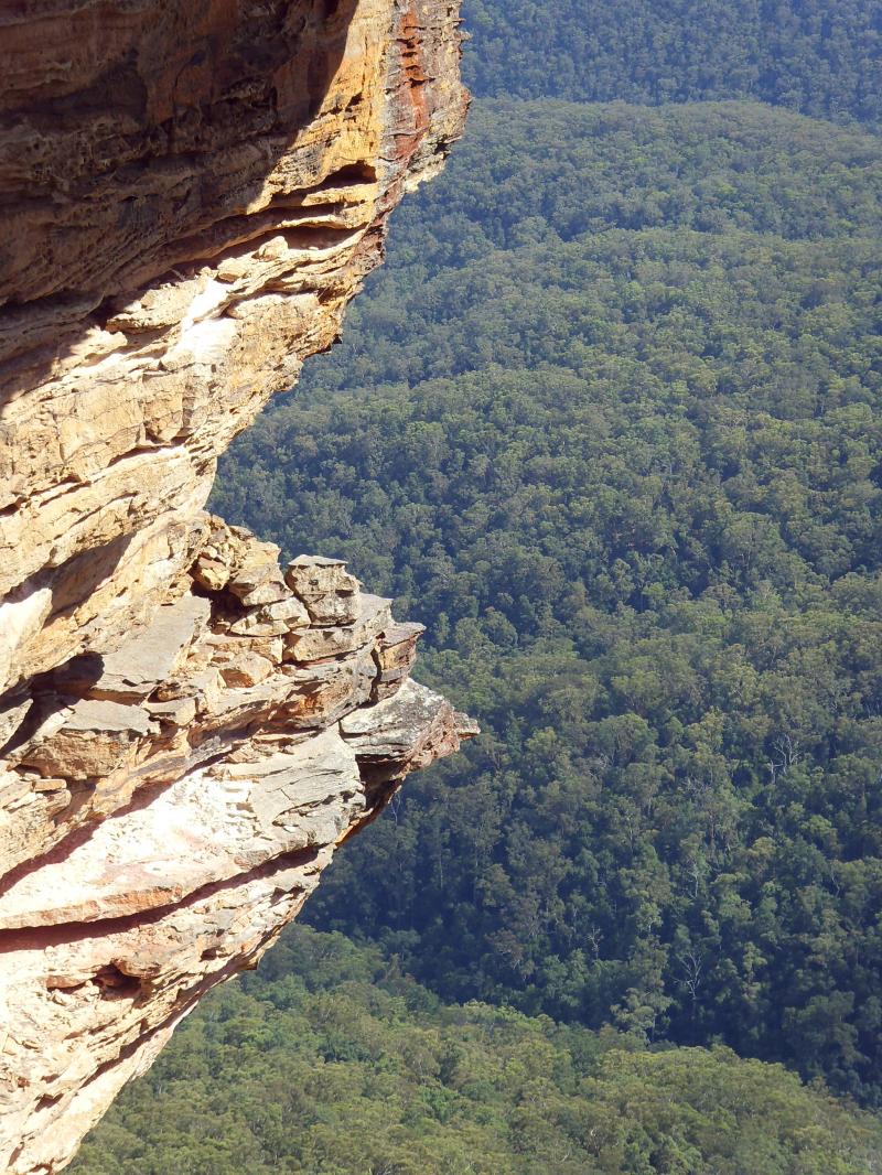 Paroi rocheuse au-dessus d’une vallée boisée