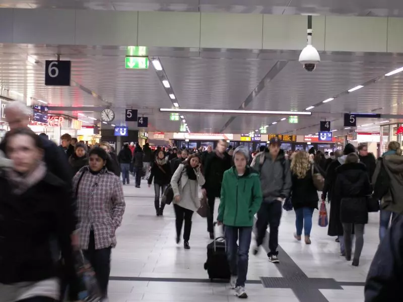 Voyageurs dans une gare