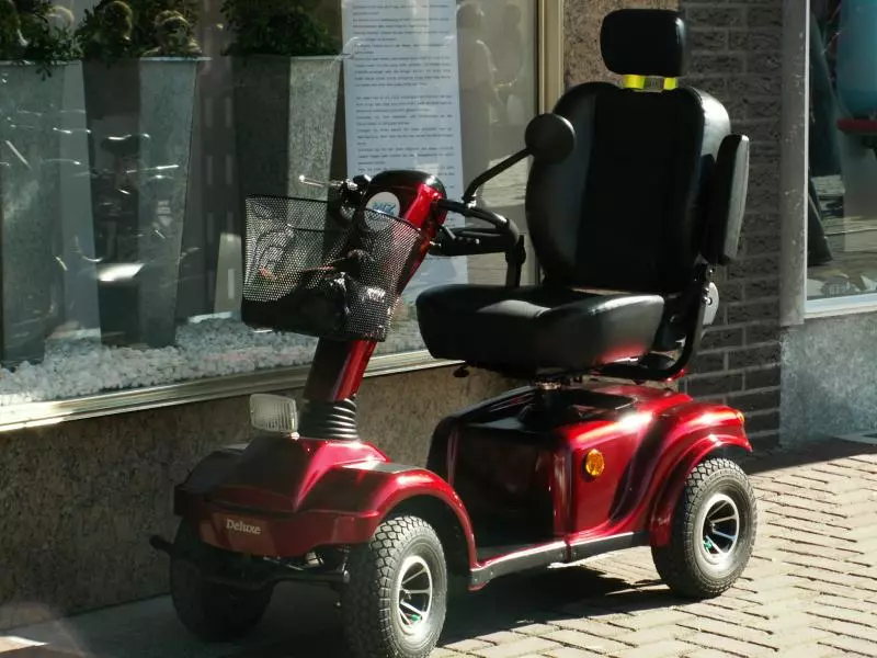 Scooter électrique sur un chemin pavé