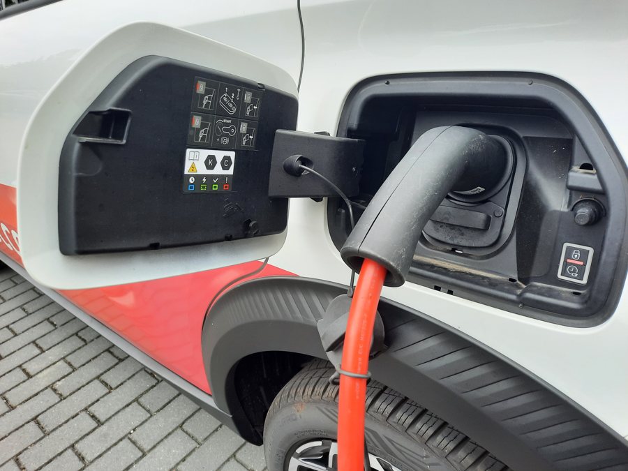 Voiture électrique à une borne de recharge