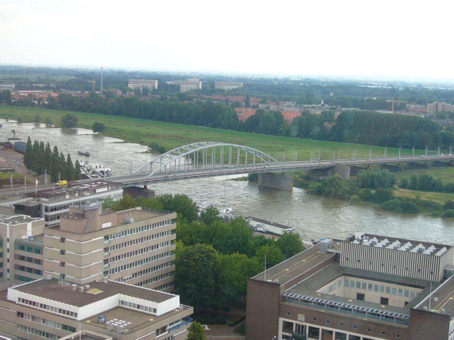 Pont au-dessus d’une rivière dans un paysage urbain