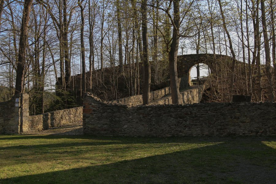 File:Burgruine Reichenfels, Hohenleuben.jpg