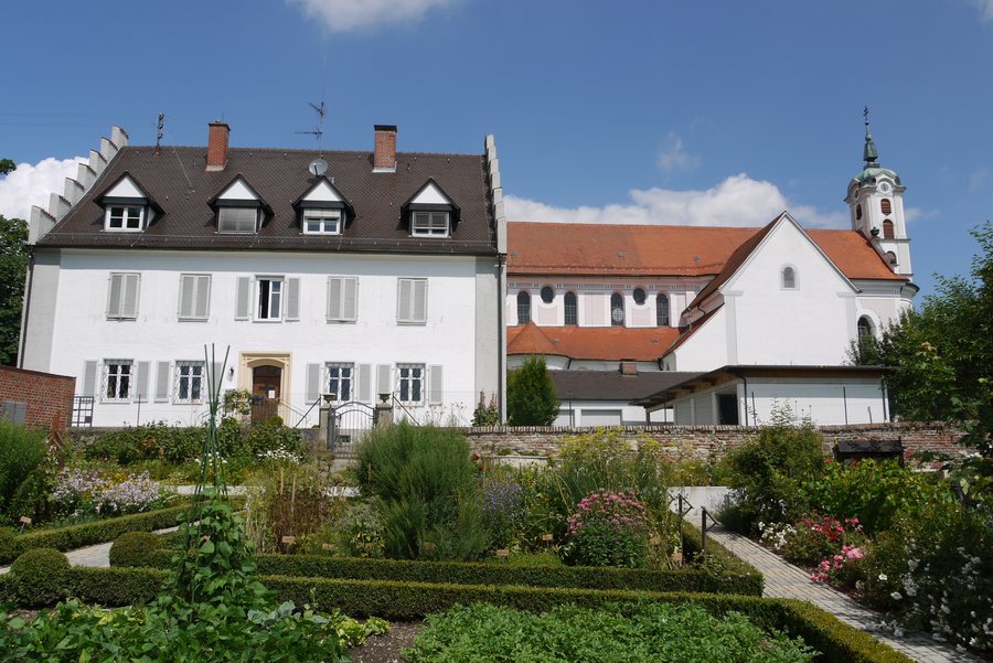 File:Pfarrhaus und Klosterkirche Oberelchingen.JPG