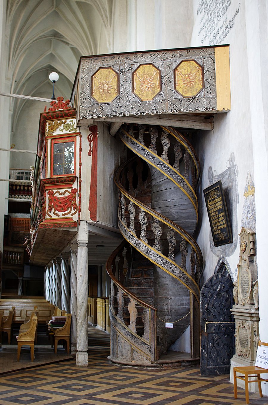 File:Luckau Kirche Doppelte Treppe.jpg