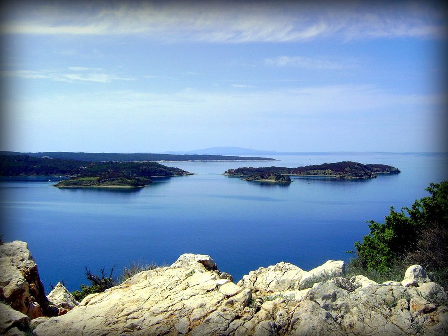 Vue sur la péninsule boisée de Kalifront près de Rab