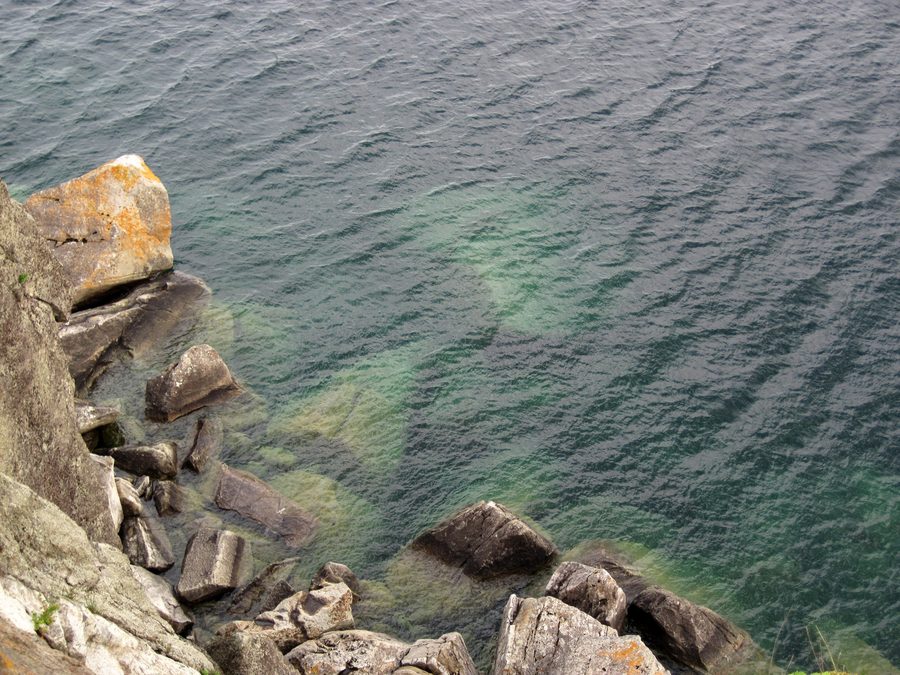 Rive rocheuse du lac Supérieur près du phare de Split Rock, sur la North Shore du Minnesota.