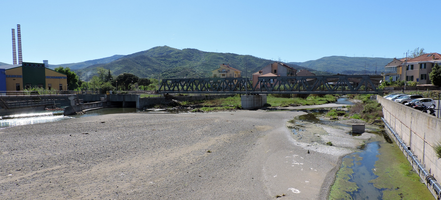 Le Torrente Quiliano entre Zinola et Vado avec un pont ferroviaire