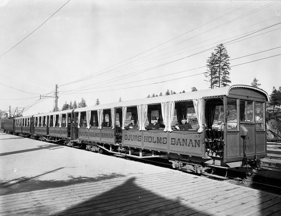 Voitures de passagers d’été du chemin de fer de Djursholm à la station Djursholms Ösby en 1902