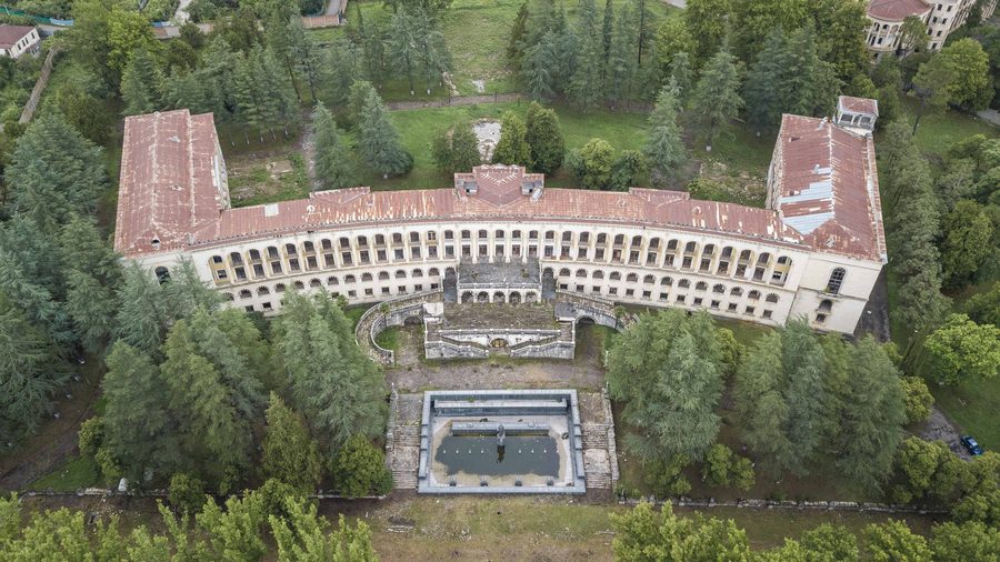 Bâtiment historique de sanatorium entouré d’arbres à Tskaltubo