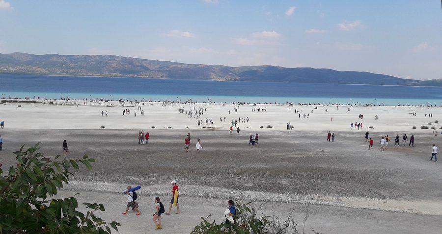 Eau turquoise et rives boisées au lac Salda, dans la province de Burdur