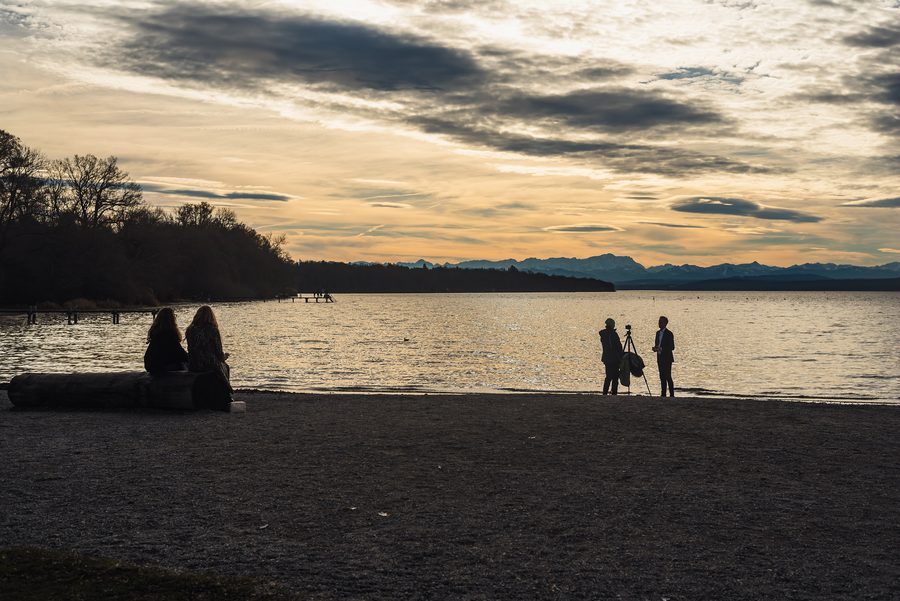 Rive de l’Ammersee à Inning, avec les Alpes en arrière-plan