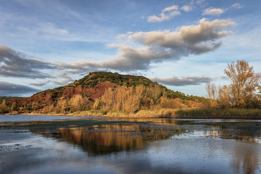 Le lac du Salagou avec un paysage de rive rouge dans l’Hérault