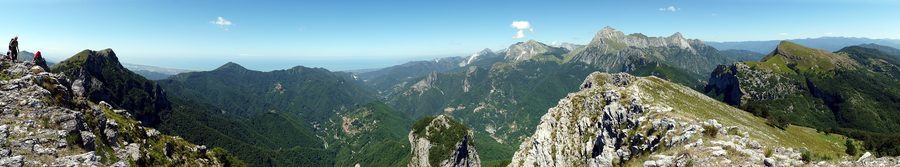 Vue panoramique sur les Alpes apuanes depuis le Monte Nona