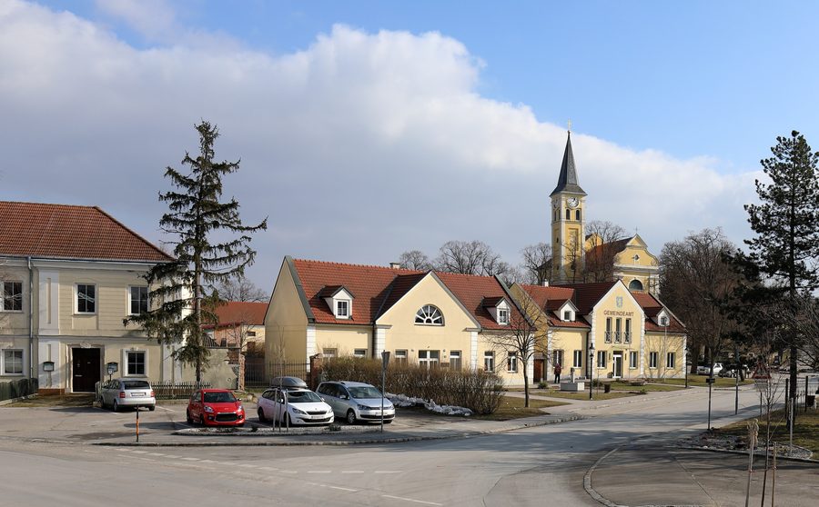 Centre du bourg de la commune de marché de Basse-Autriche d’Ebenthal avec l’église paroissiale Saint-Coloman située en hauteur