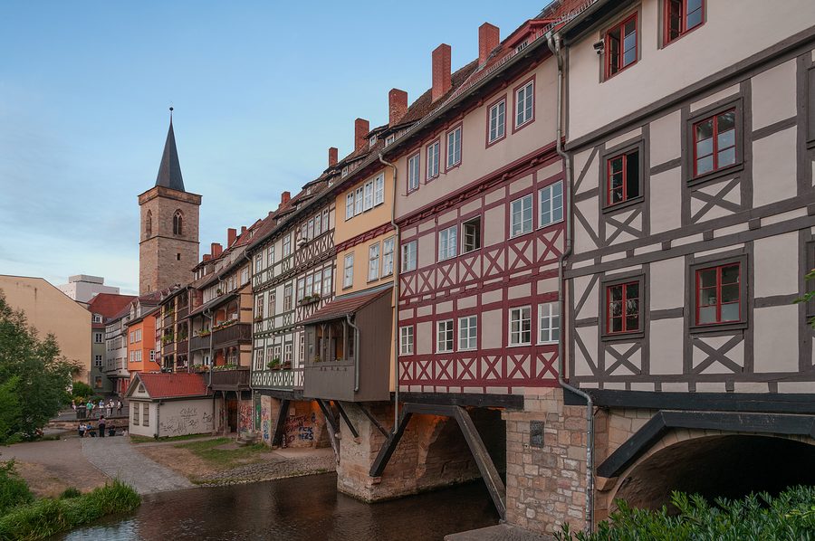 Krämerbrücke in Erfurt mit bewohnten Häusern
