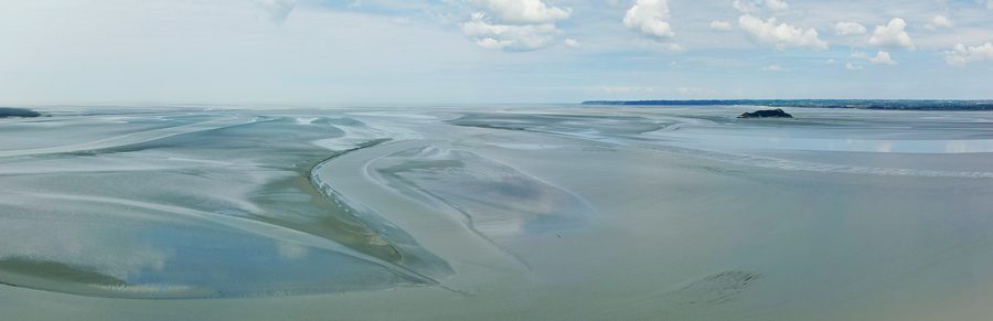 Vue à marée basse sur la baie du Mont-Saint-Michel avec Tombelaine