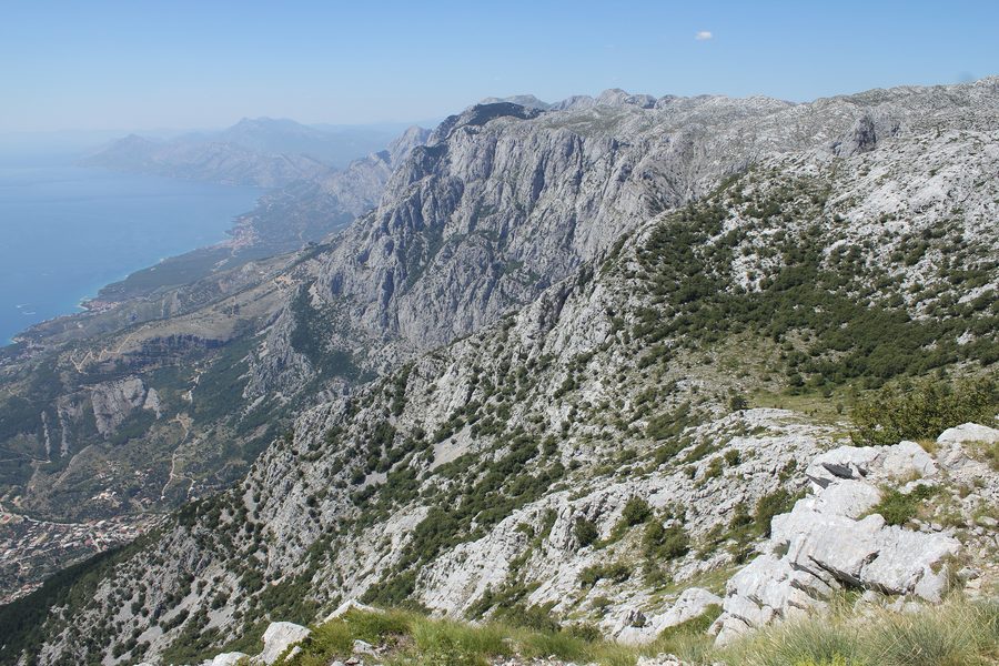 Vue depuis le sommet de Vošac sur le massif du Biokovo et la Riviera de Makarska en Croatie