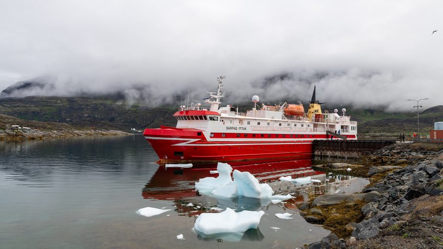 Ferry devant l’île de Disko au Groenland