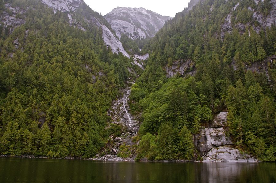 Paysage dans le district régional de Kitimat-Stikine avec montagnes côtières et environnement boisé