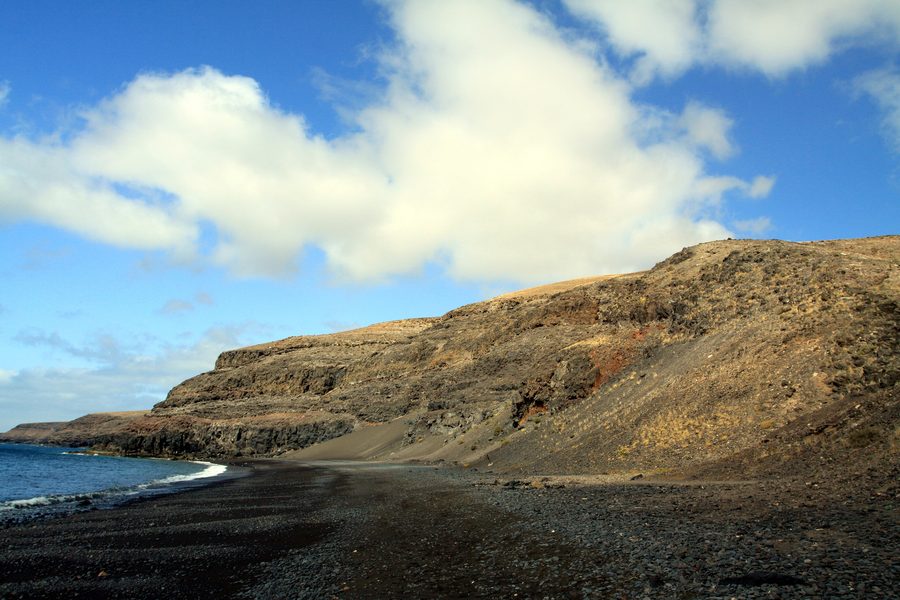 Portion de côte sombre près de Playa Quemada à Lanzarote
