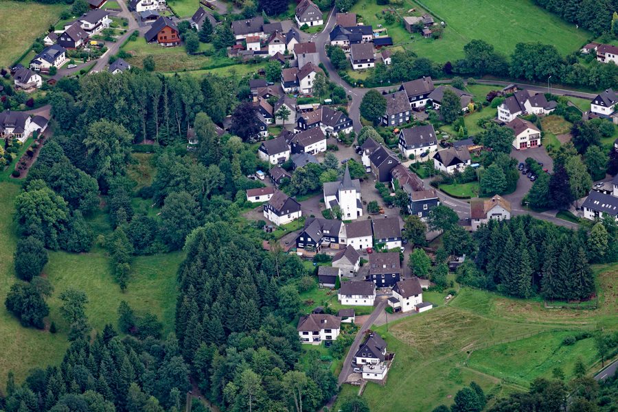Vue aérienne du quartier de Gummersbach, Lieberhausen, avec la Bunten Kerke en Rhénanie-du-Nord-Westphalie