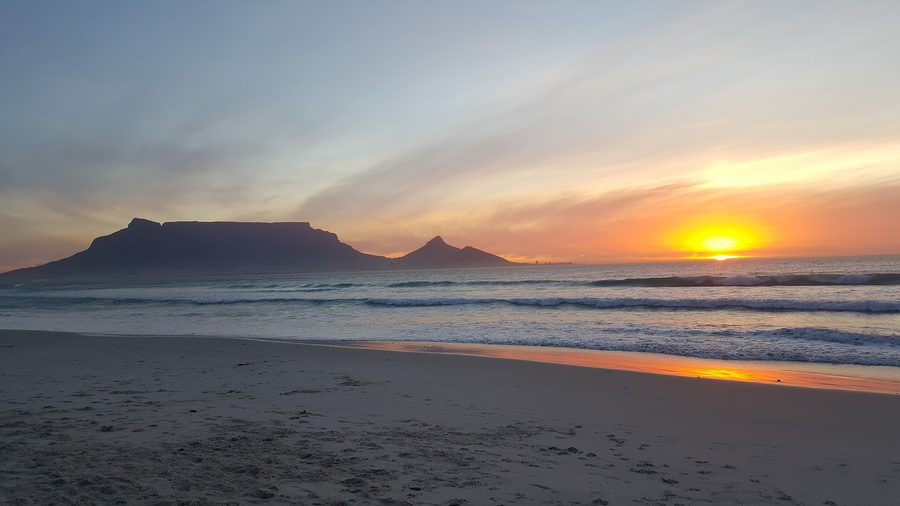 Vue au coucher du soleil depuis Sunset Beach sur la montagne de la Table et Lion’s Head