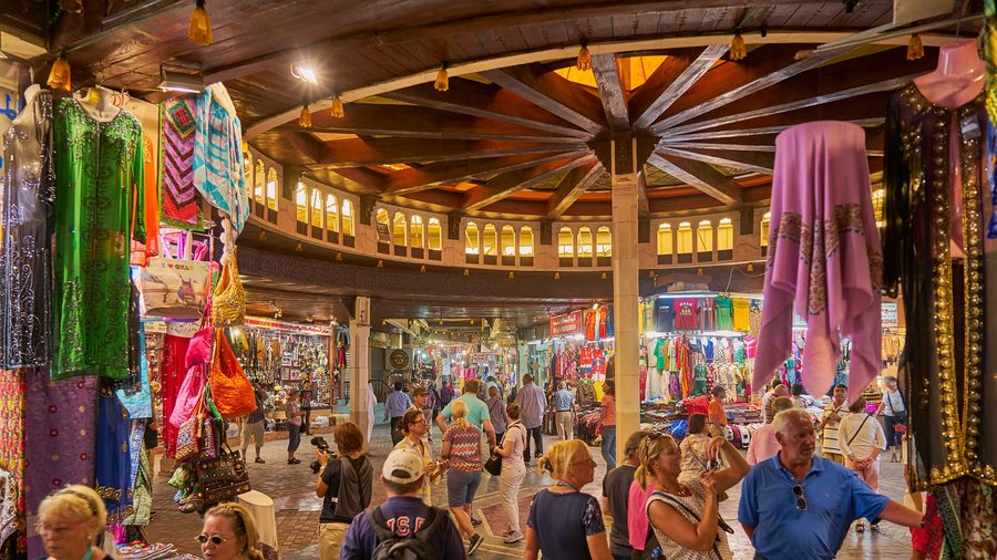 Vue intérieure du souk de Muttrah à Mascate