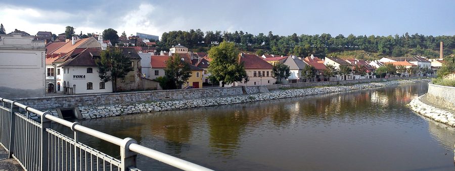 Quartier juif historique de Třebíč vu au-dessus de la rivière Jihlava