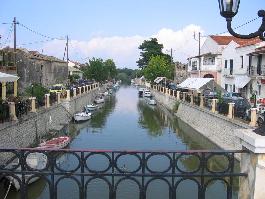 Canal qui traverse Lefkimmi au sud de Corfou