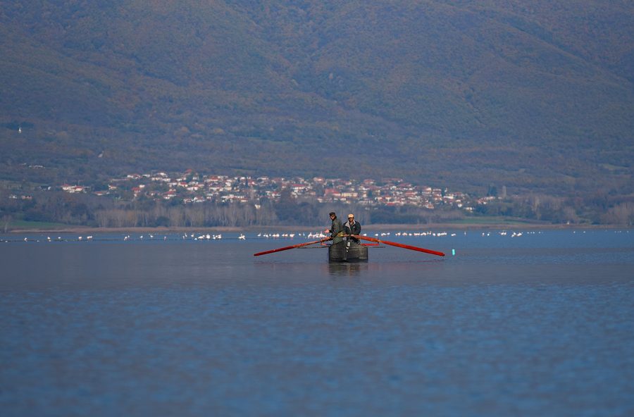 Personnes dans une barque à rames sur le lac de Kerkini