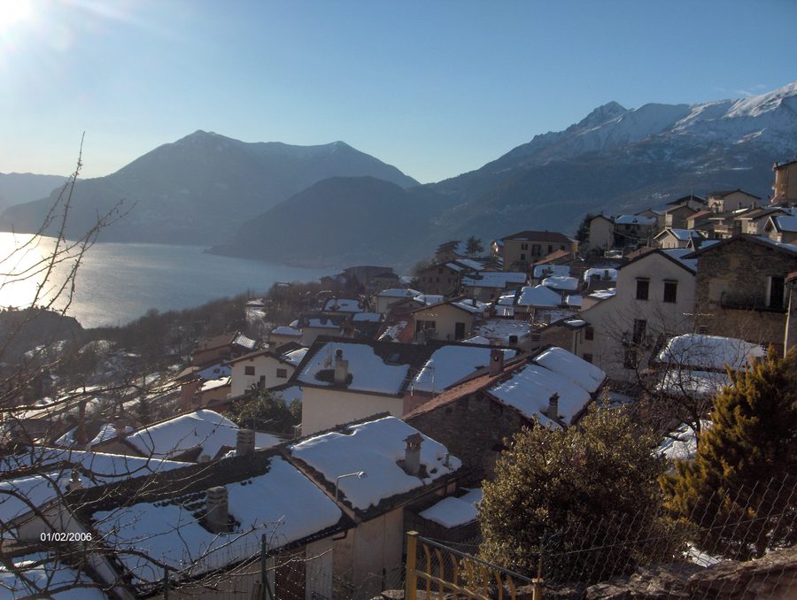 Vestreno avec les montagnes du Triangolo Lariano et le lac de Côme en arrière-plan