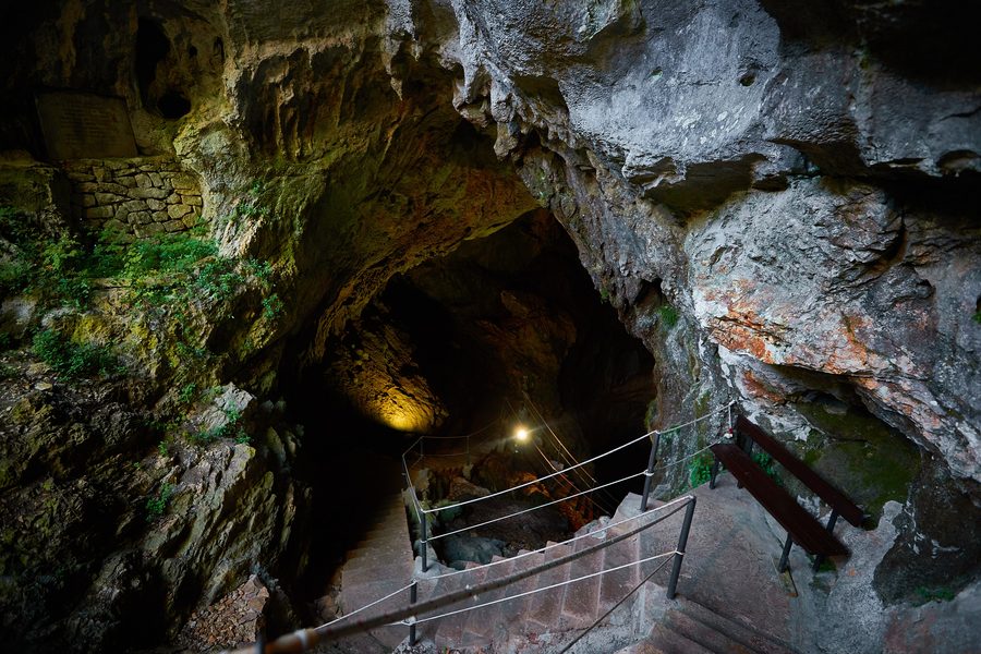 Intérieur de la grotte de Vranjača près de Dugopolje avec des formations de stalactites