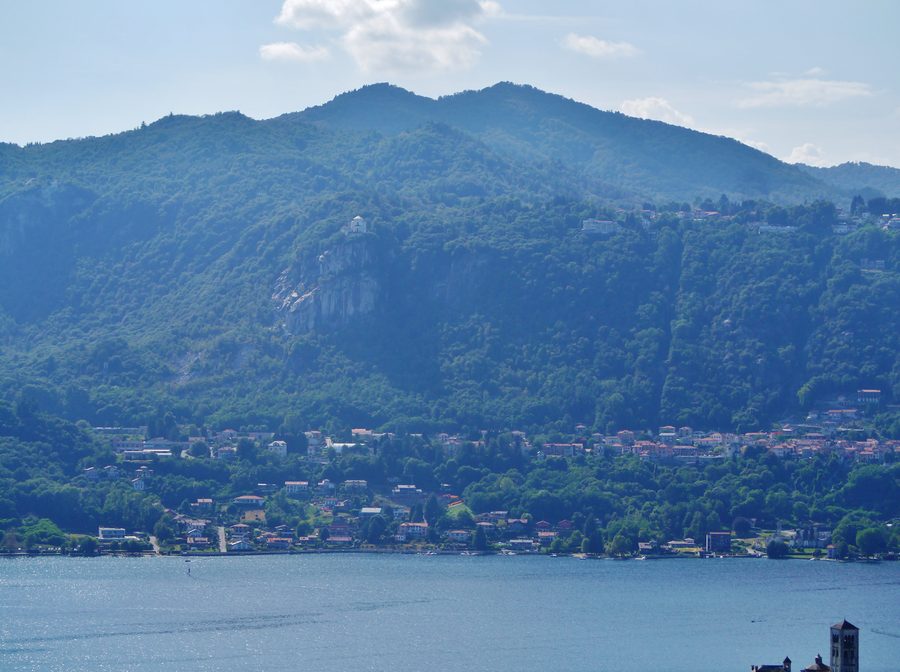 Vue depuis le Mont sacré d’Orta à travers le lac d’Orta au Piémont