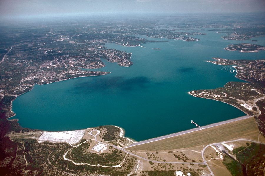 Vue aérienne de Canyon Lake et du barrage sur la rivière Guadalupe au Texas