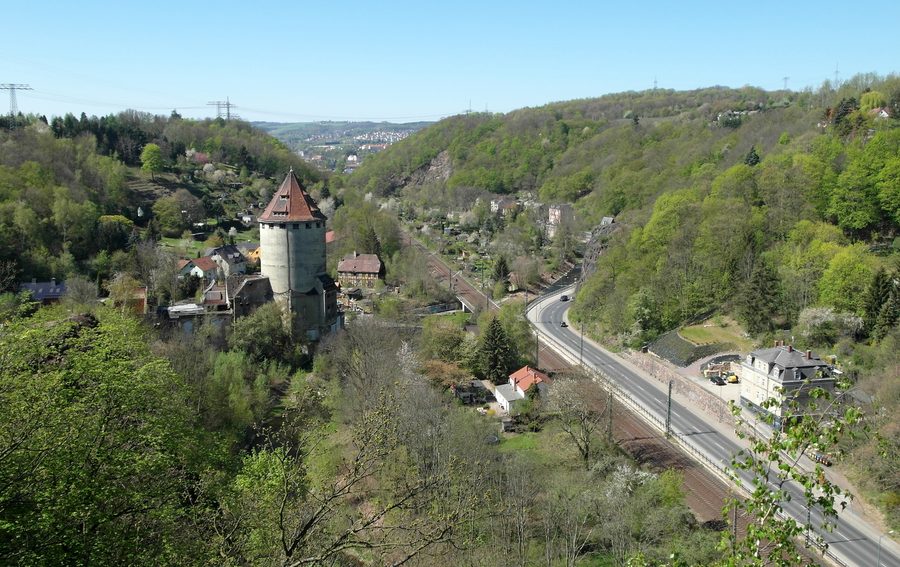 Vue depuis un éperon rocheux de la Heidenschanze sur les ruines du moulin à blé à Dresde-Coschütz