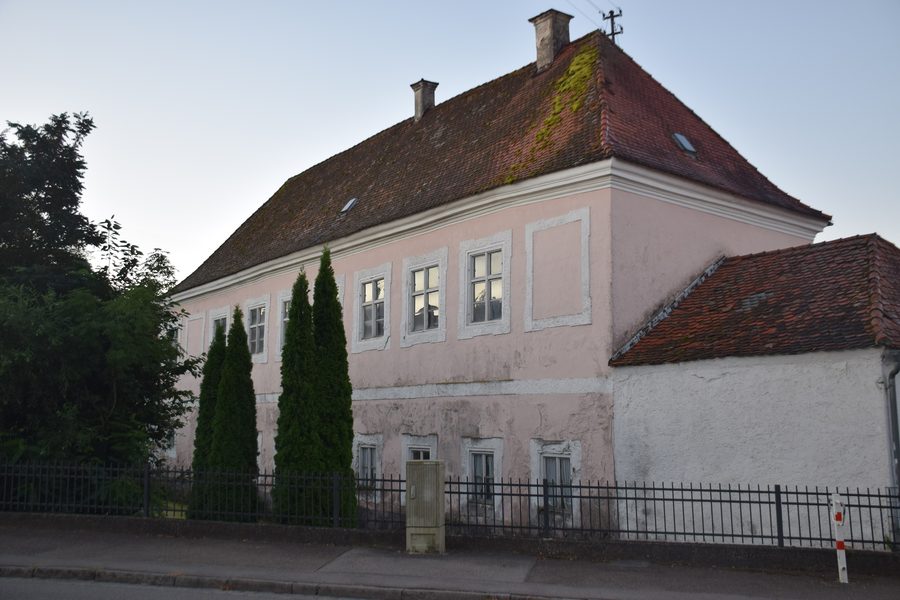 Aile résidentielle baroque de deux étages du château de Hofmark à Lenting