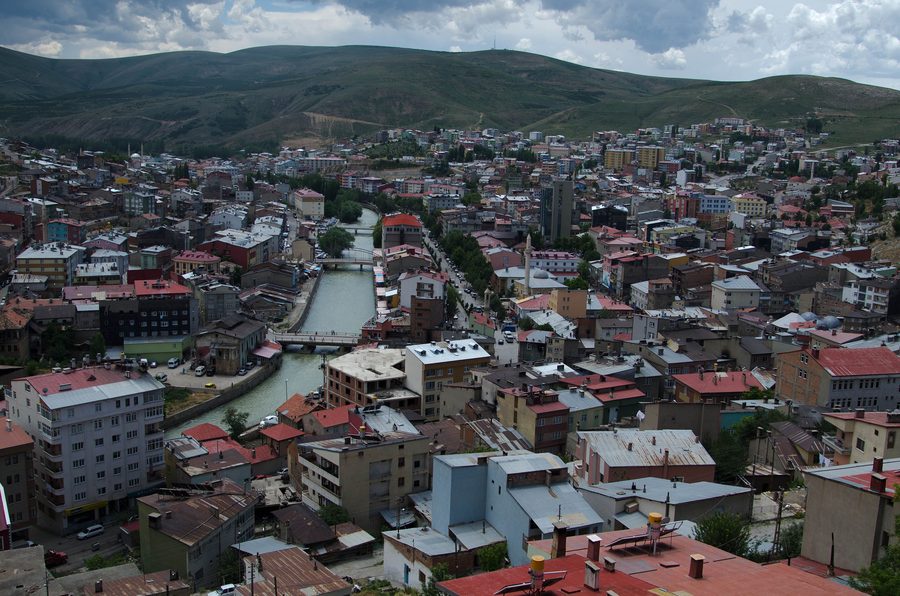 Vue depuis la forteresse de Bayburt sur la ville et le paysage environnant