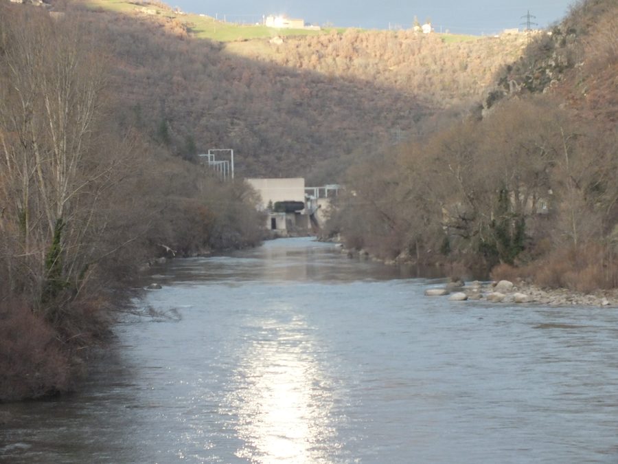Le Tarn près de Le Truel avec le barrage du Truel et les bâtiments de la centrale hydroélectrique de Le Truel et de Le Pouget.