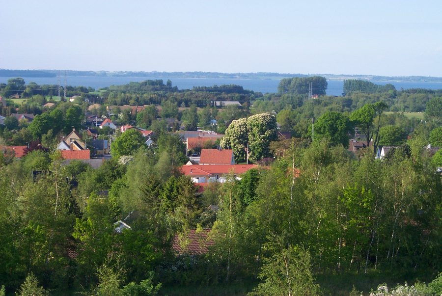 Toits d’Ølsted avec Arresø en arrière-plan