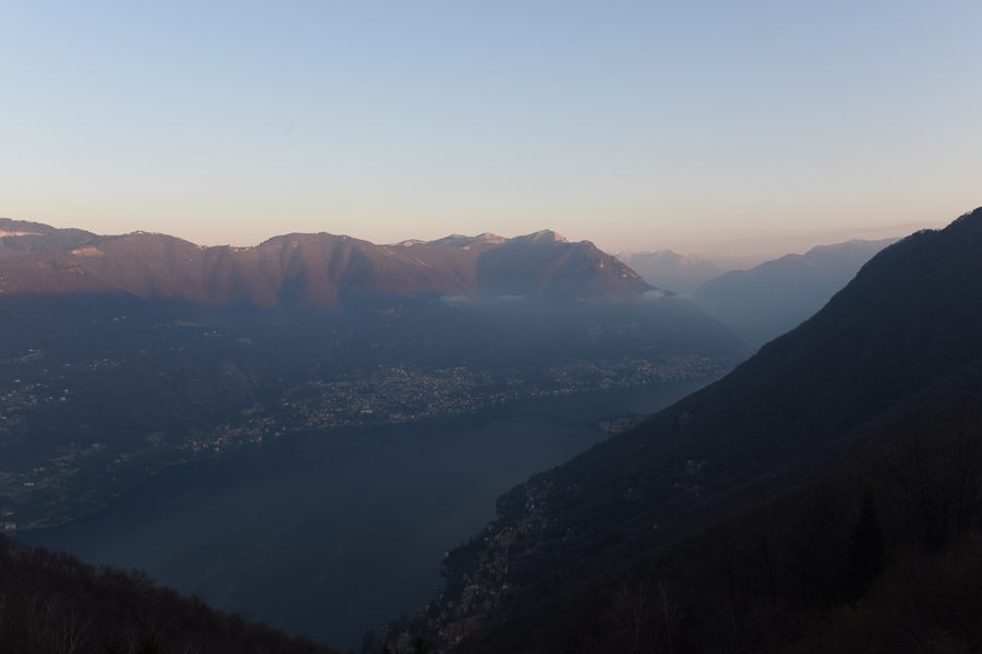 Lever de soleil sur le lac de Côme devant les contreforts des Alpes