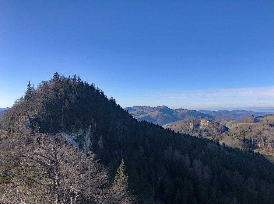Vue sur le Ruchen et les montagnes du Jura dans le canton de Bâle-Campagne
