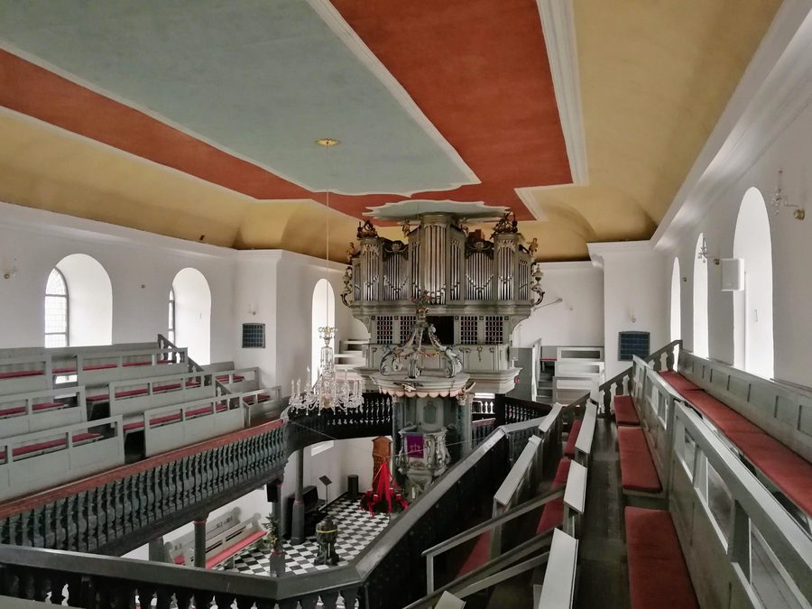Intérieur de l’église évangélique d’Eckenhagen avec orgue historique