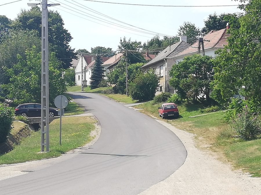Vue de rue à Lókút, Hongrie
