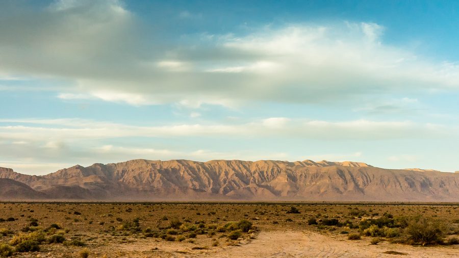 Paysage désertique sablonneux et rocheux dans le Sahara algérien entre Béchar et Timimoun