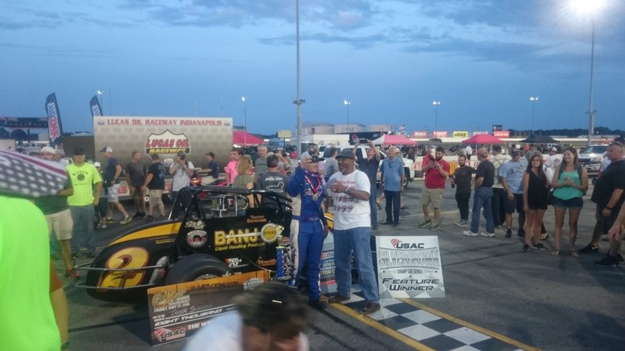 Lucas Oil Raceway vu depuis la zone de la piste