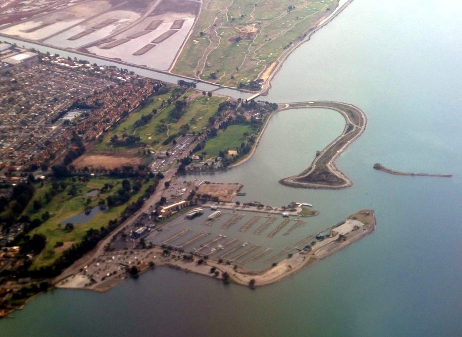 Vue aérienne de la marina de San Leandro en décembre 2023