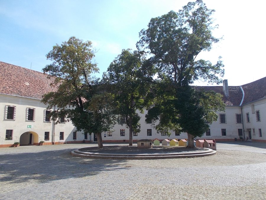 Cour du château Nádasdy avec pavés et l’aile sud-ouest à Sárvár