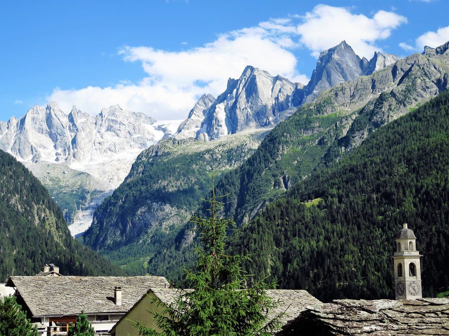 Vue depuis Soglio sur le Bergell vers la Val Bondasca et les sommets alpins